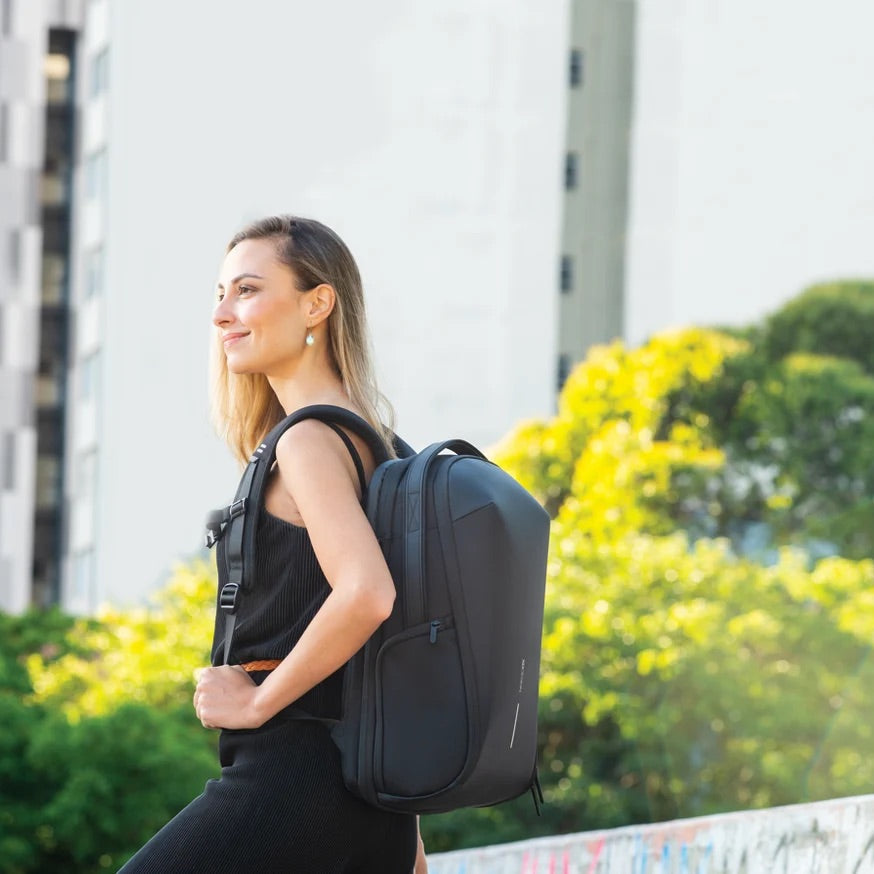 【Xddesign】BOBBY BIZZ Backpack 立體美型防盜商務旅行後背包|18-25L可擴充・15.6吋筆電收納