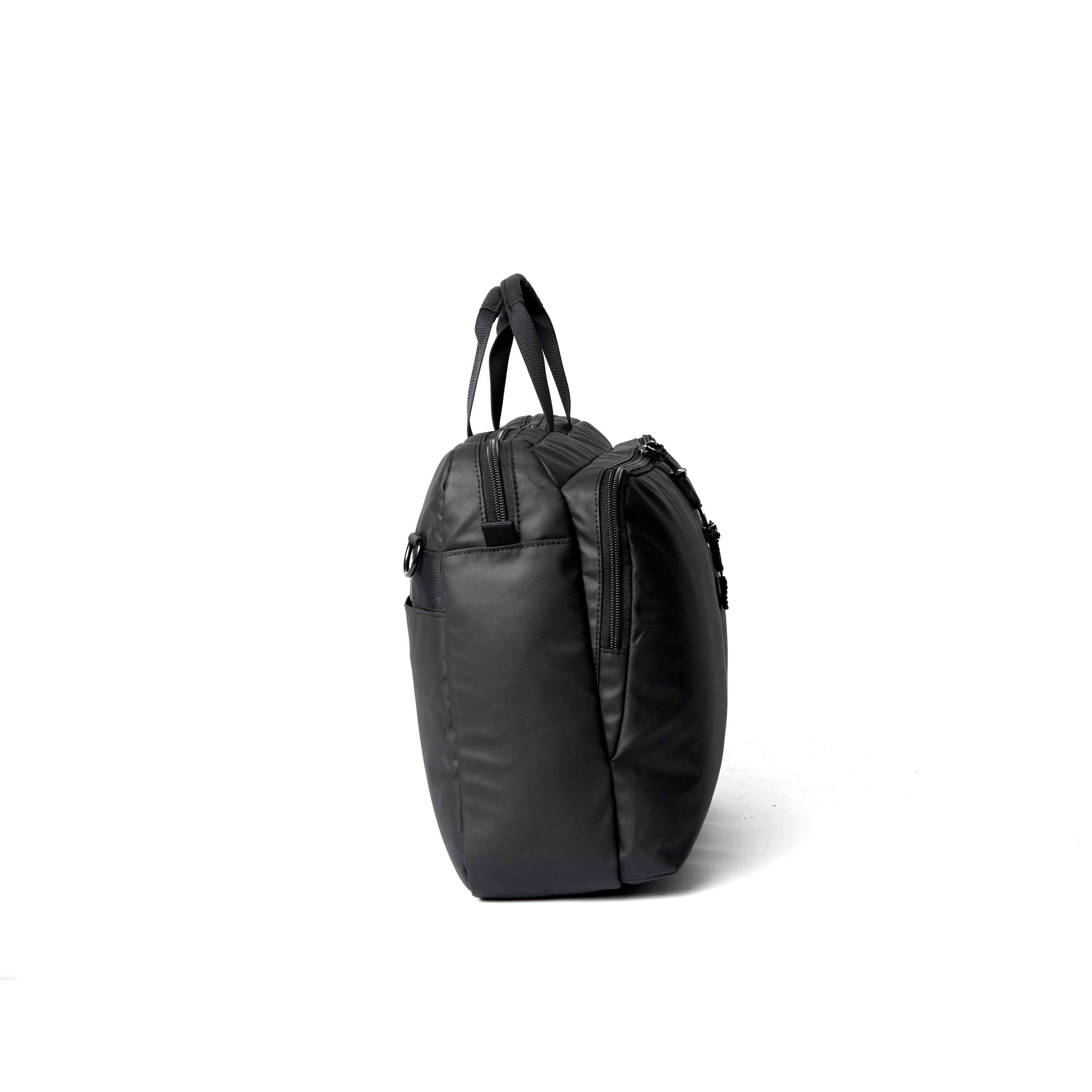 Moral Cecil Trackies Stealth Bomber Edition 公事包側面展示,包身立體挺拔,展現充足收納空間。設計簡潔有型,適合現代商務需求。