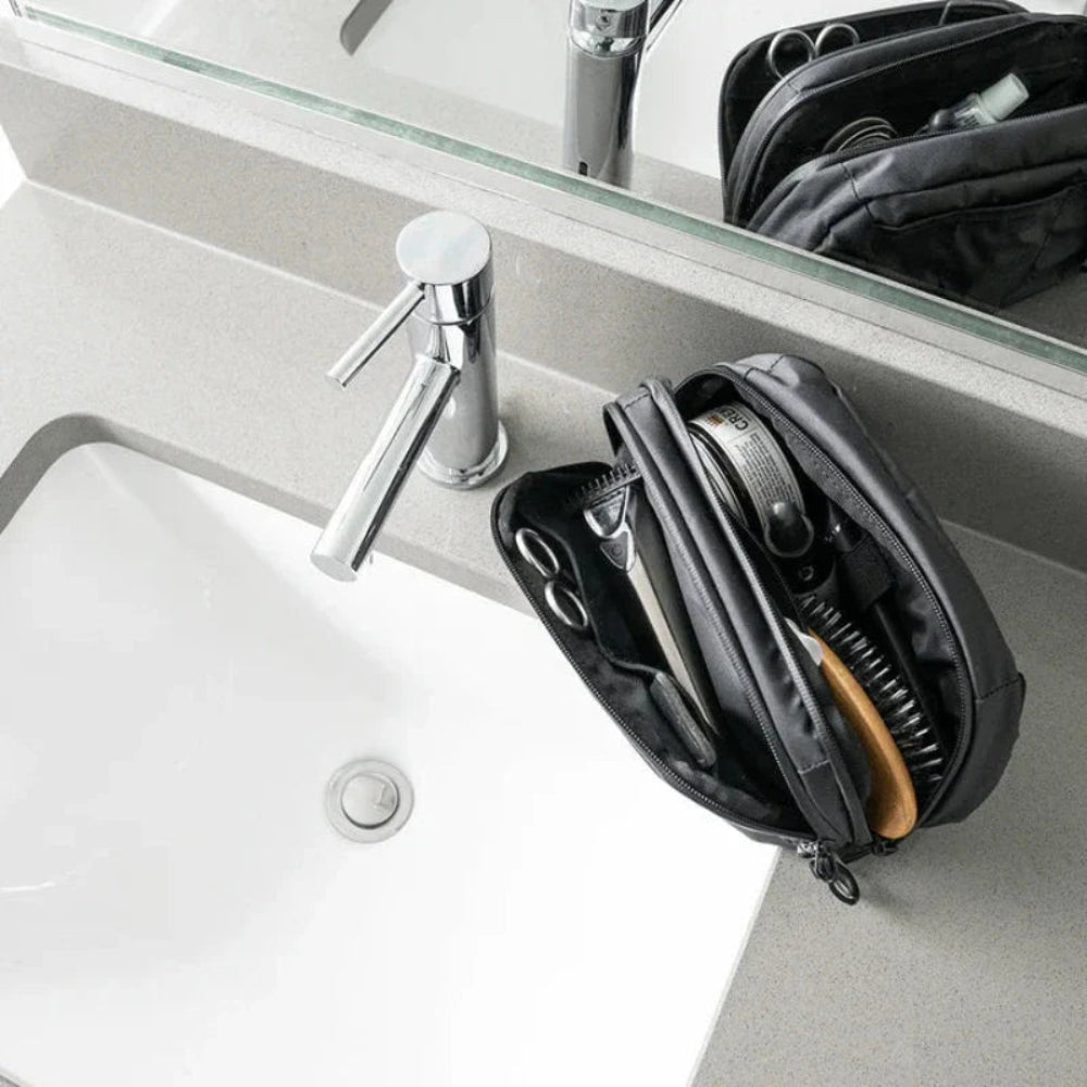 內部多間隔設計,方便分類收納,並搭配防水防盜拉鍊,提供額外的安全保障。