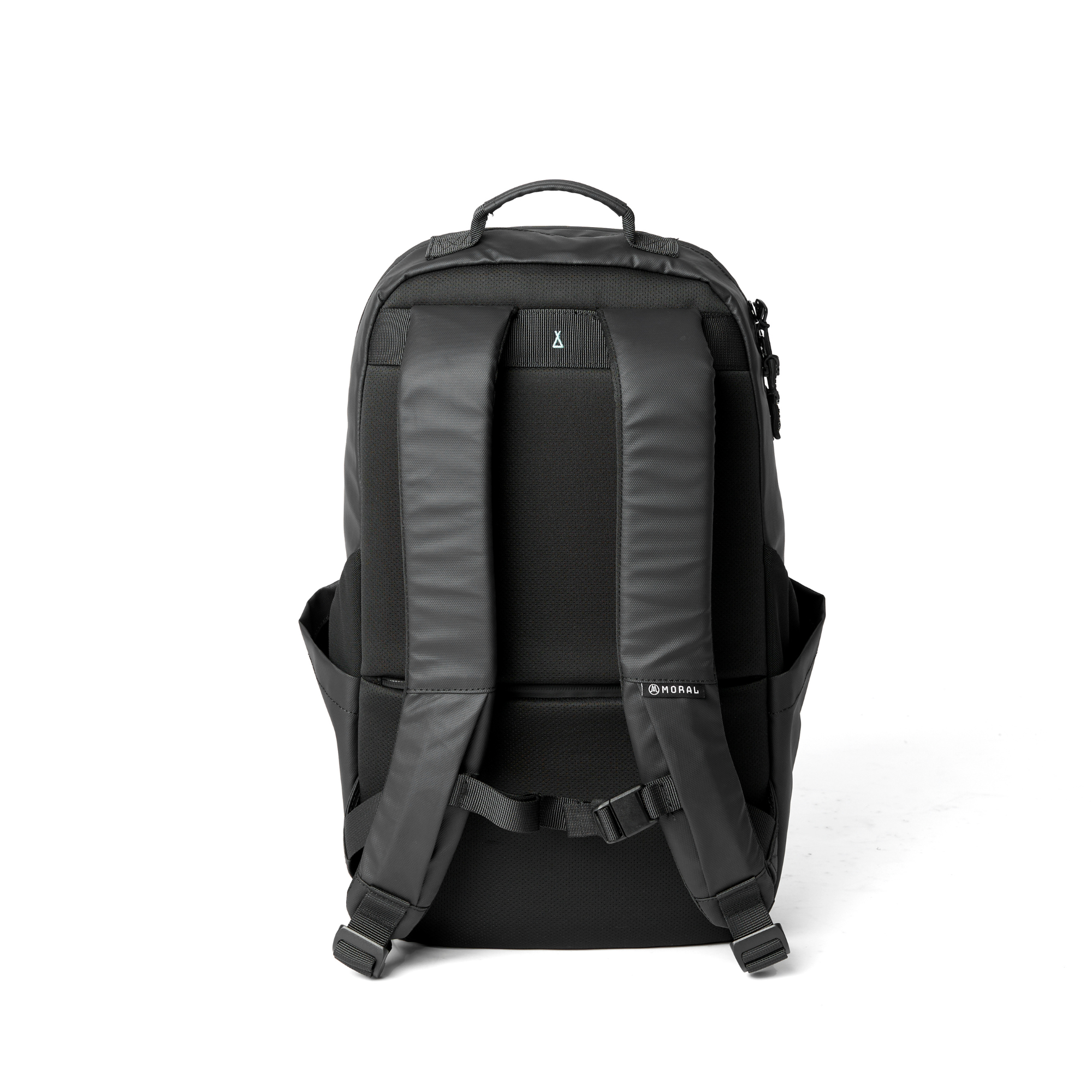 Moral UMAGO STAG II 背包 STEALTH BOMBER EDITION 背面展示,顯示人體工學背墊設計。肩背帶加厚,提升背負舒適度與穩定性。