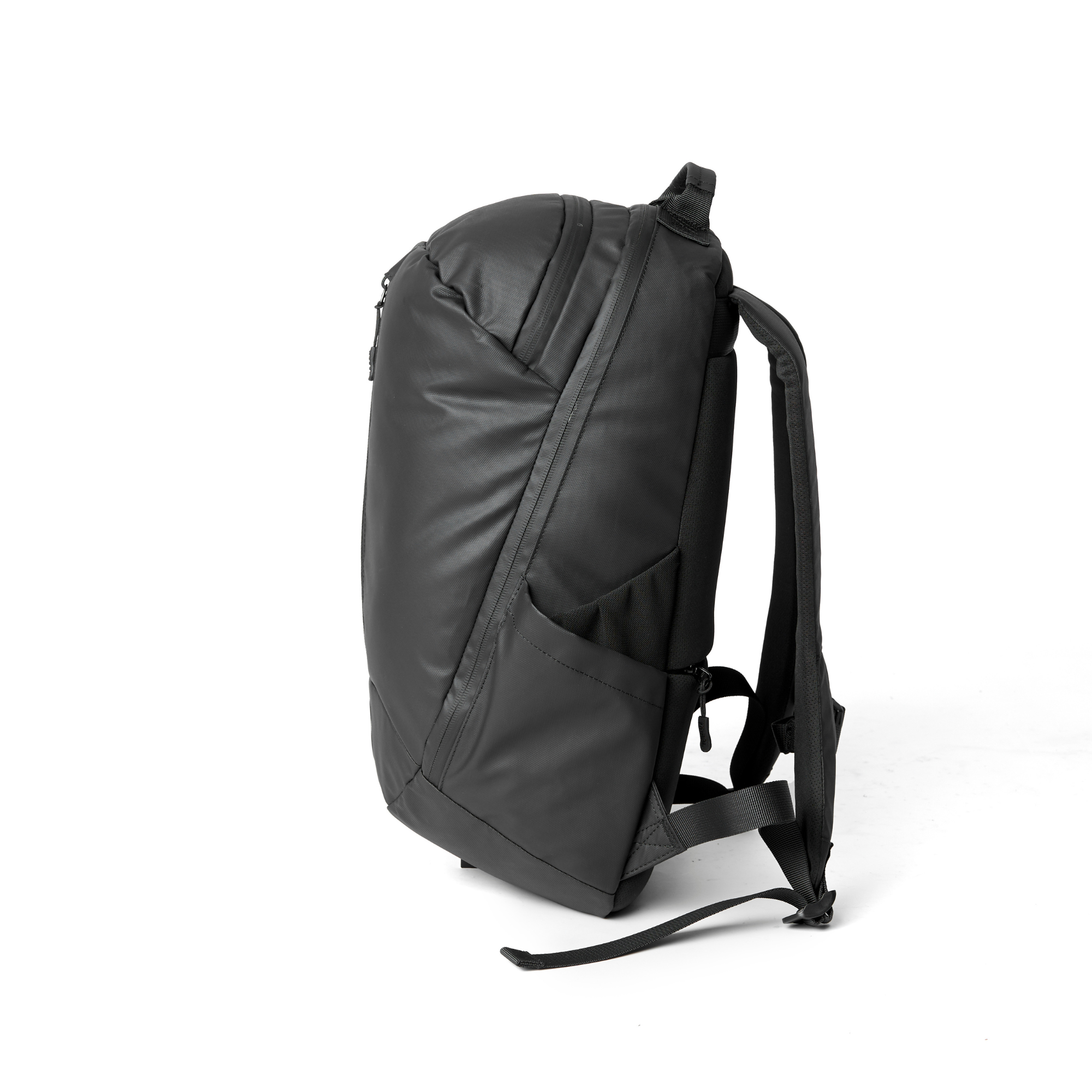 Moral UMAGO STAG II 背包 STEALTH BOMBER EDITION 側面展示,突顯簡約流線的外型設計。防潑水材質與立體輪廓提升整體質感與功能性。