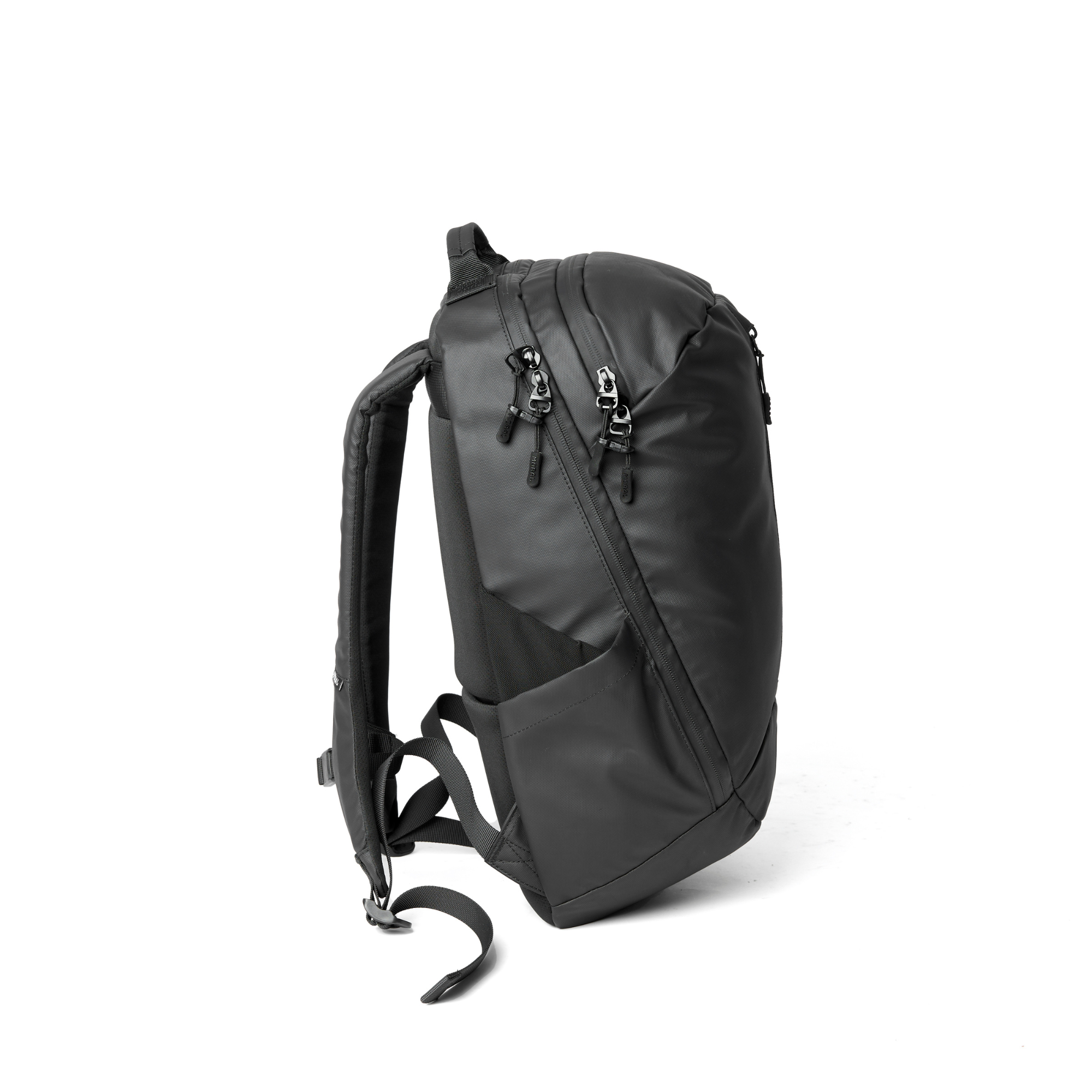 Moral UMAGO STAG II 背包 STEALTH BOMBER EDITION 側面展示,突顯簡約流線的外型設計。防潑水材質與立體輪廓提升整體質感與功能性。