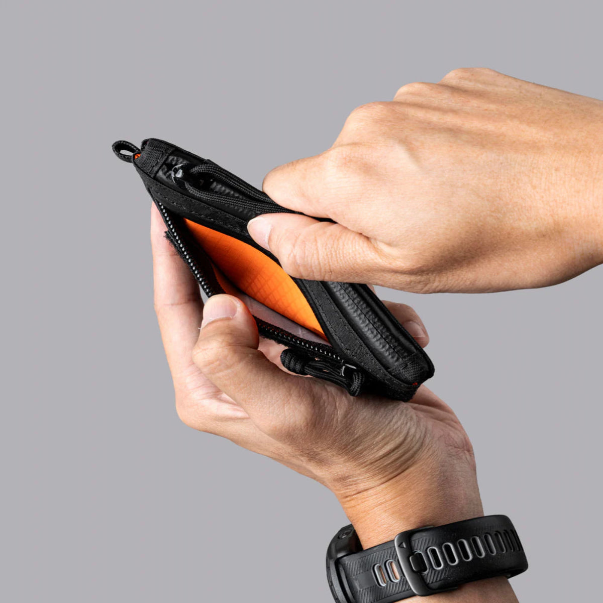 Alpaka Zip Pouch Pro 防水魔術貼收納包|輕巧 RFID 防護