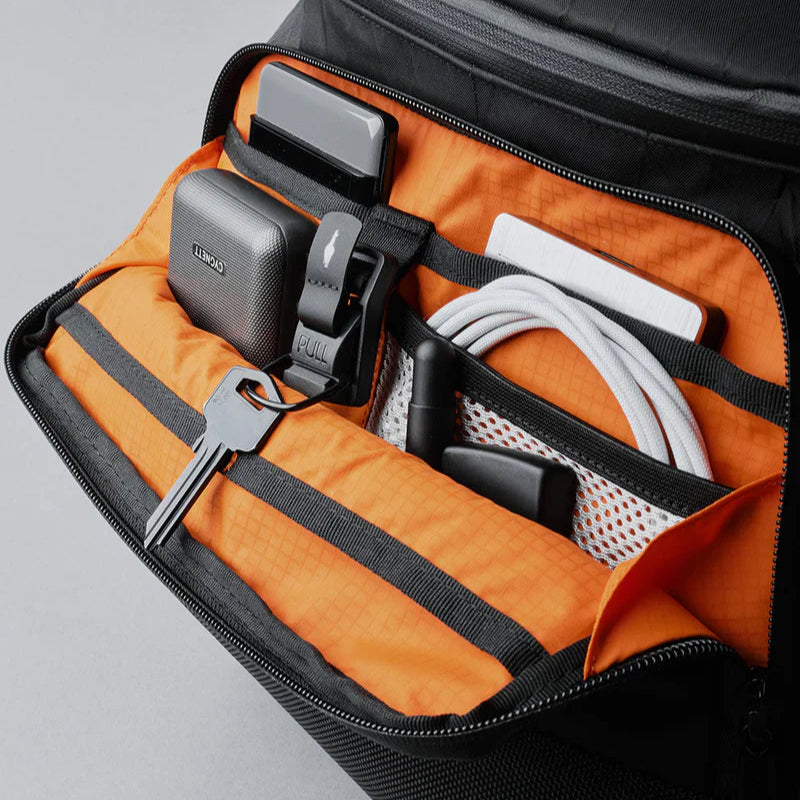 內含 4 個隔層 - 方便分類存放物品