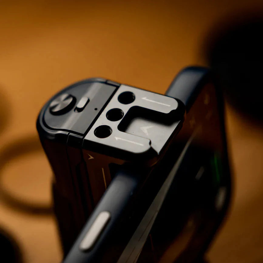 FREEWELL Versatile Bluetooth Selfie Grip 搭載 Arca 標準夾具,輕鬆固定於三腳架上。