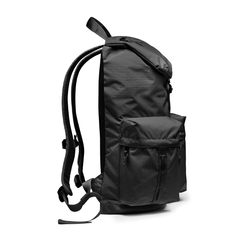 BITPLAY Lite Backpack 黑色輕量背包側
面展示