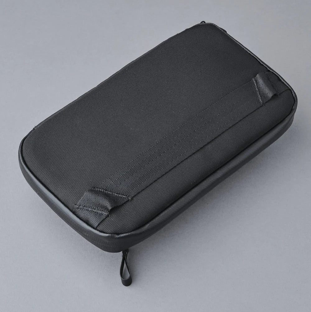 拉鍊前袋 - 可快速存取常用物品,如卡片、耳機等