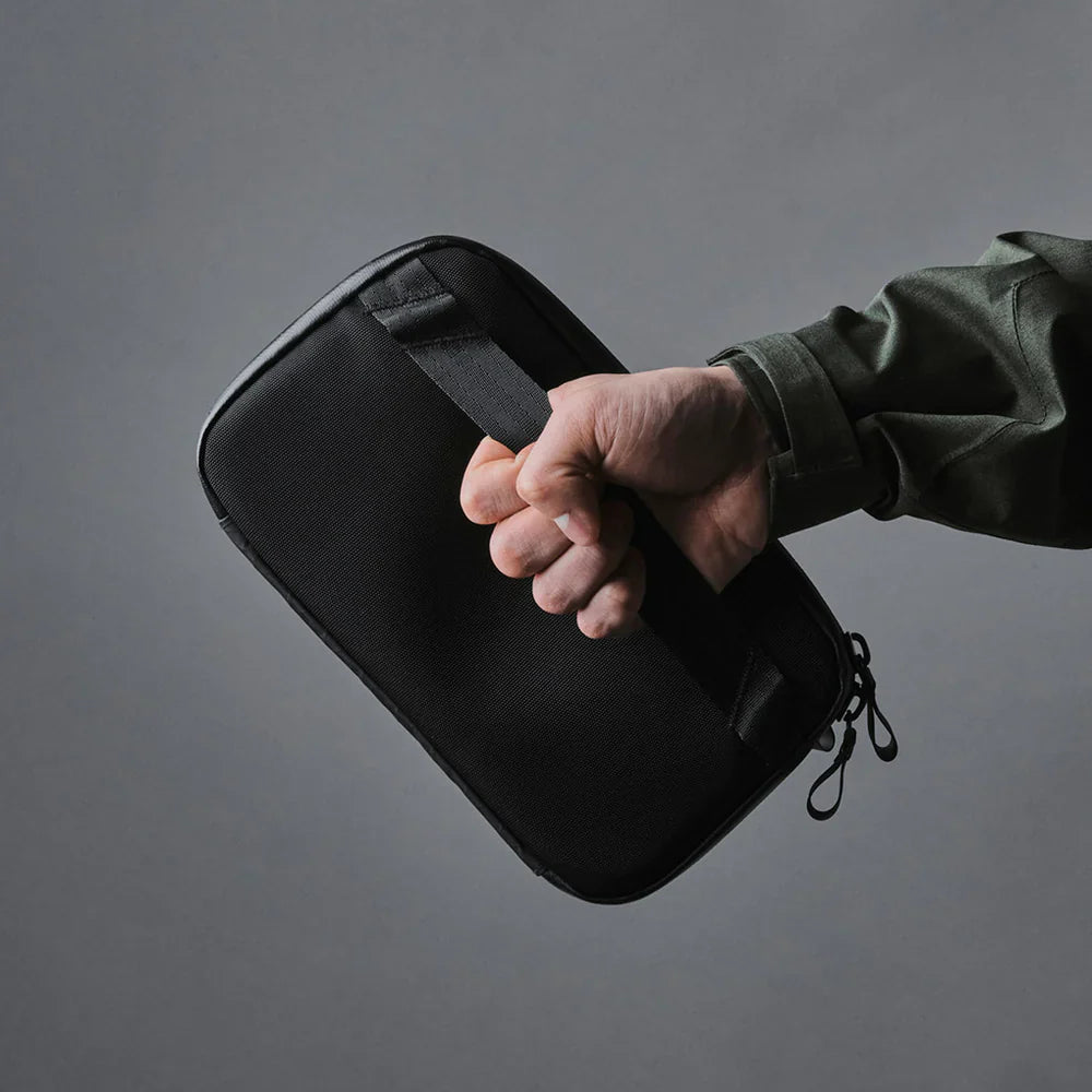 可當手拿包 - 透過後部手柄方便手持