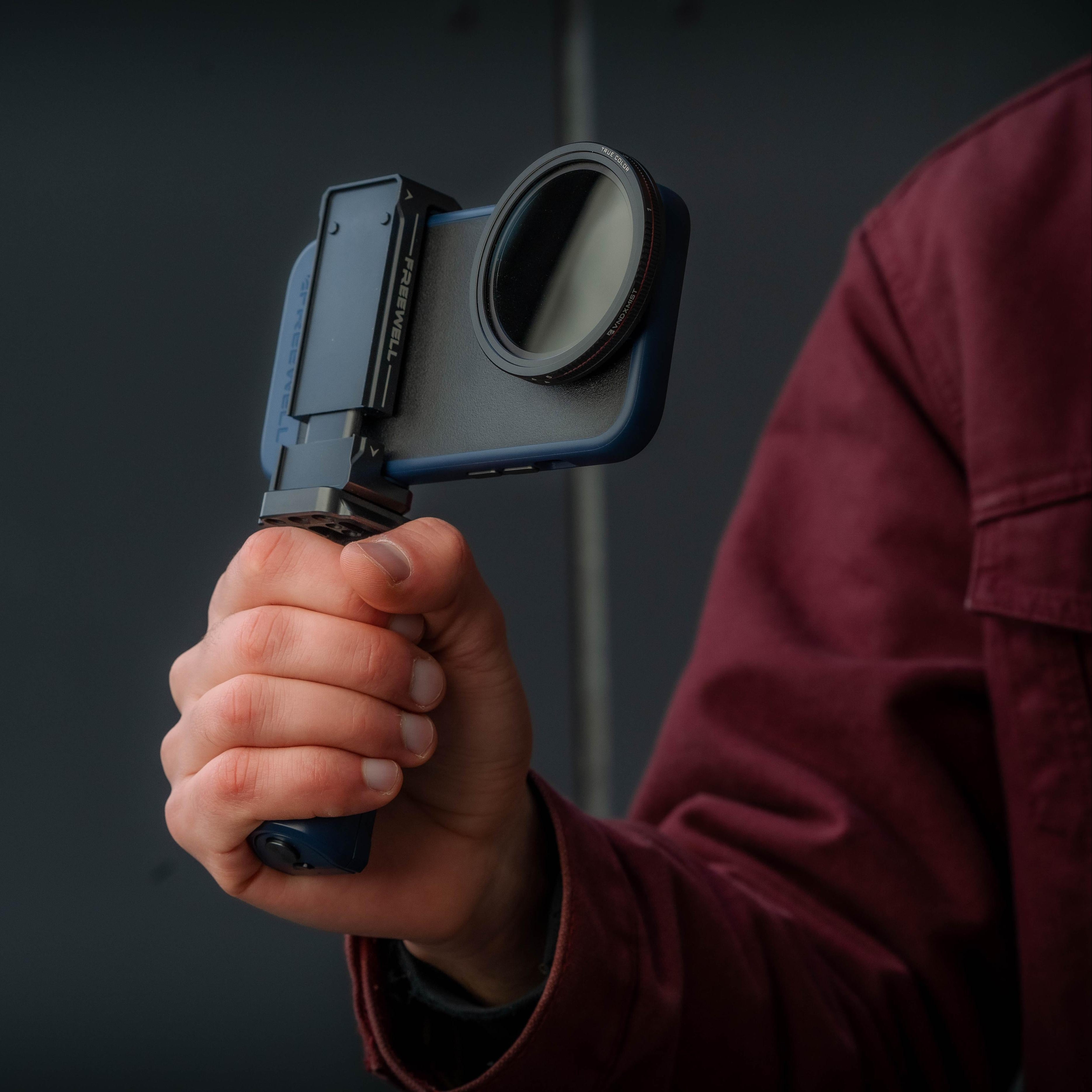 FREEWELL Versatile Bluetooth Selfie Grip 搭載 Arca 標準夾具,輕鬆固定於三腳架上。