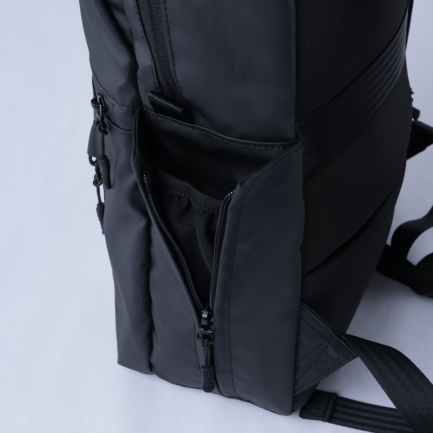 展示Moral CECIL COMPACT II 背包側袋拉鍊設計，可收納雨傘或水瓶