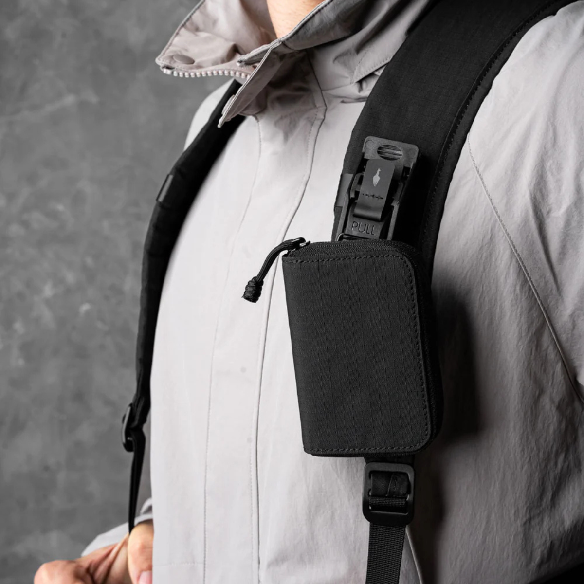 將 Zip Pouch Pro、HUB Pouch 和其他配件安裝到肩帶上，以便在旅途中方便取放。（HUB 鑰匙圈和小袋單獨出售。）