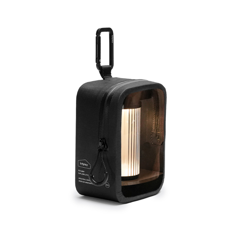 BITPLAY AquaSeal Camping Lantern Storage Bag 0.5L，展示其 IPX8 防水性能與輕巧設計。