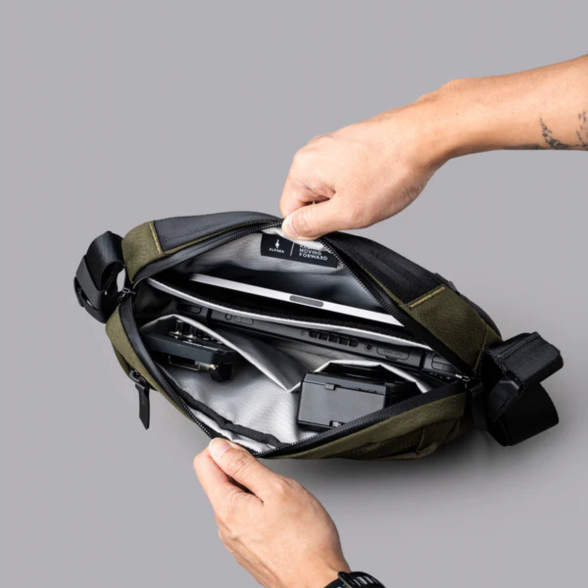 【Alpaka】Go Sling Mini V2 側肩包｜新升級Maglockz扣
寬敞的主隔層，配有靈活的整理裝置
