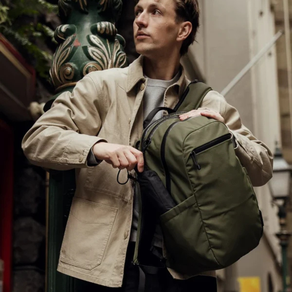 【Alpaka】Essential Backpack Pro 22L 防潑水背包｜隱藏 AirTag 收納｜旅行與日常通勤必備