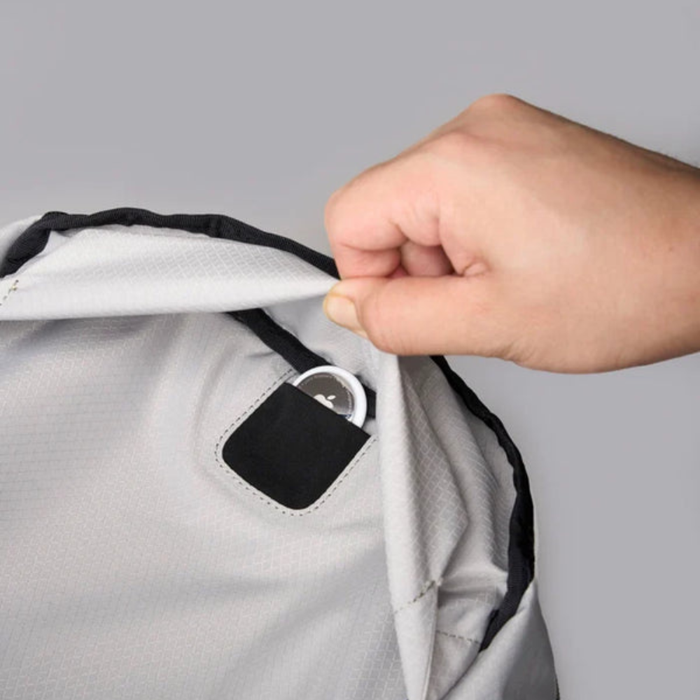 【Alpaka】Essential Backpack Pro 22L 防潑水背包｜隱藏 AirTag 收納｜旅行與日常通勤必備