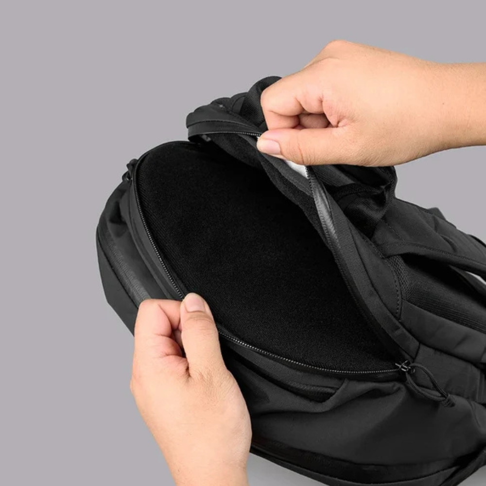 【Alpaka】Essential Backpack Pro 22L 防潑水背包｜隱藏 AirTag 收納｜旅行與日常通勤必備