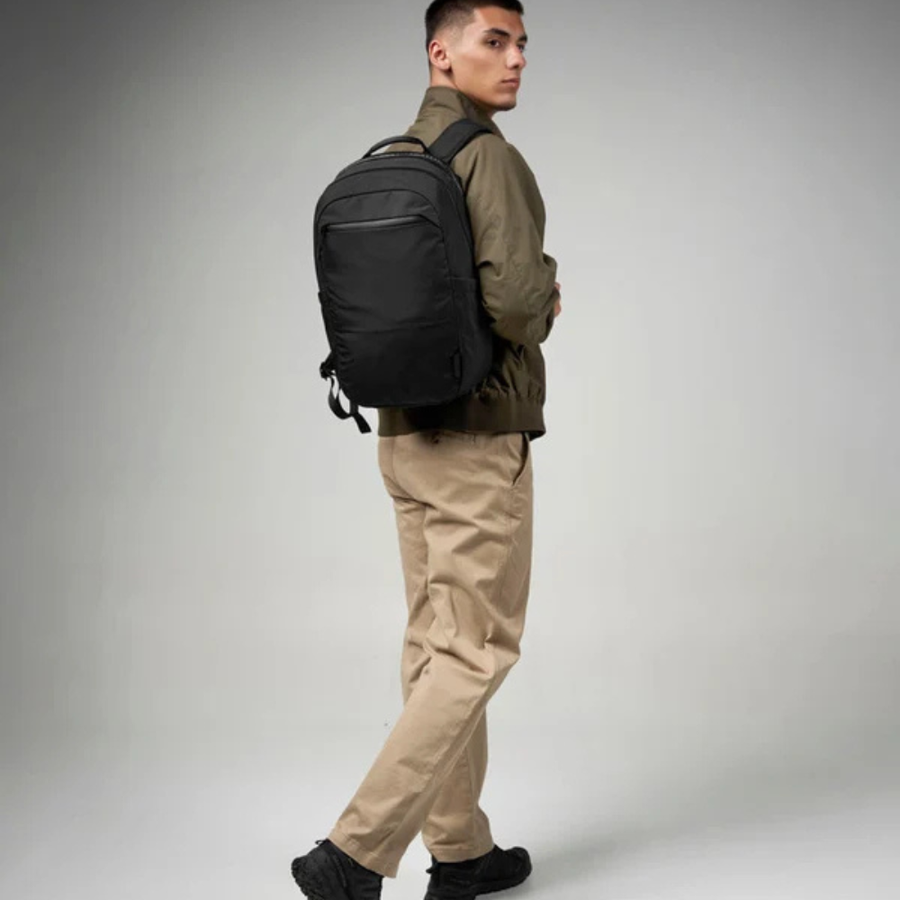 【Alpaka】Essential Backpack Pro 22L 防潑水背包｜隱藏 AirTag 收納｜旅行與日常通勤必備