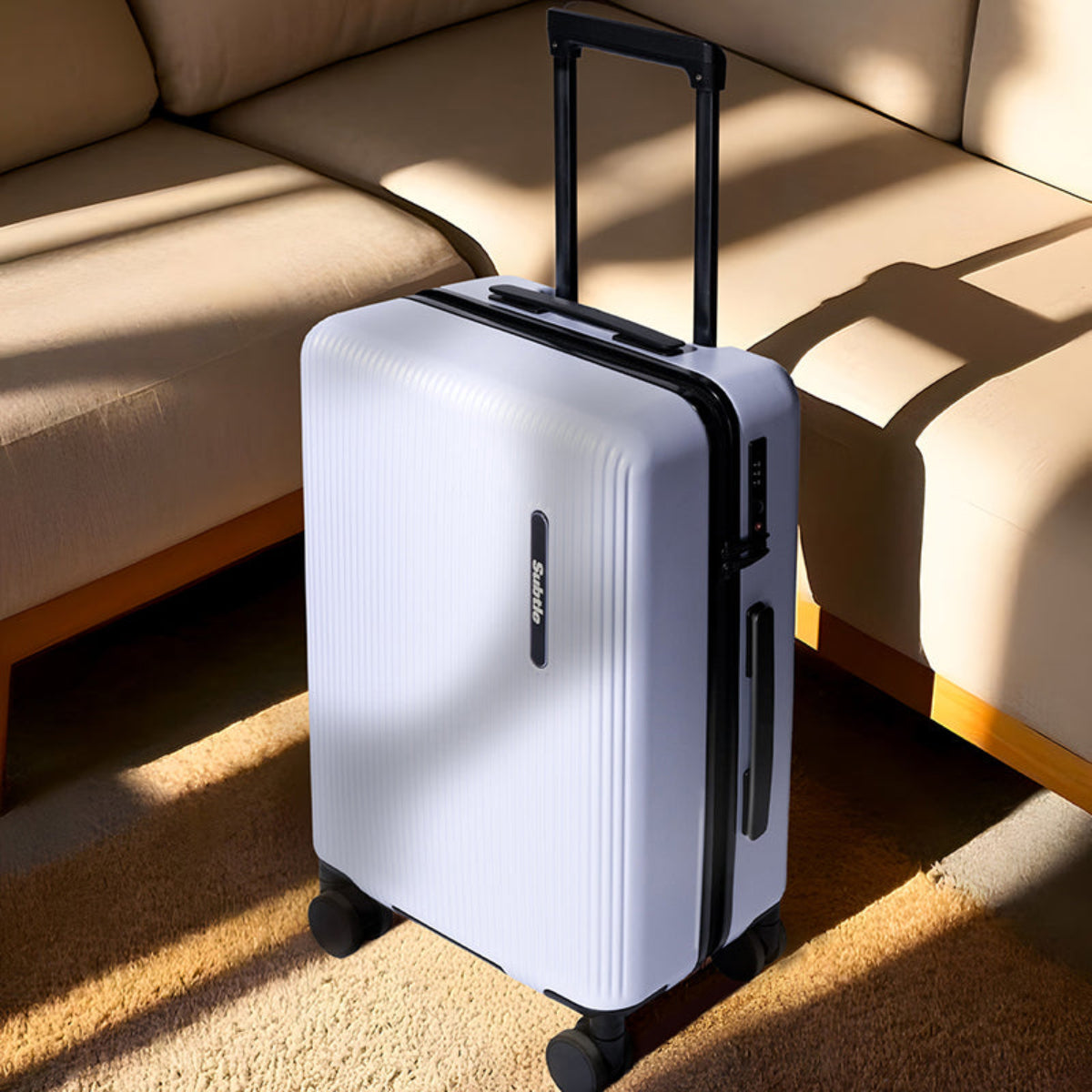 旅行場景示範：搭配機輪輕鬆座在行李箱上休息