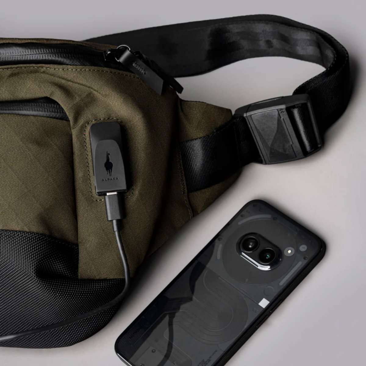 配備 USB-C 充電埠，方便隨時為電子設備充電。