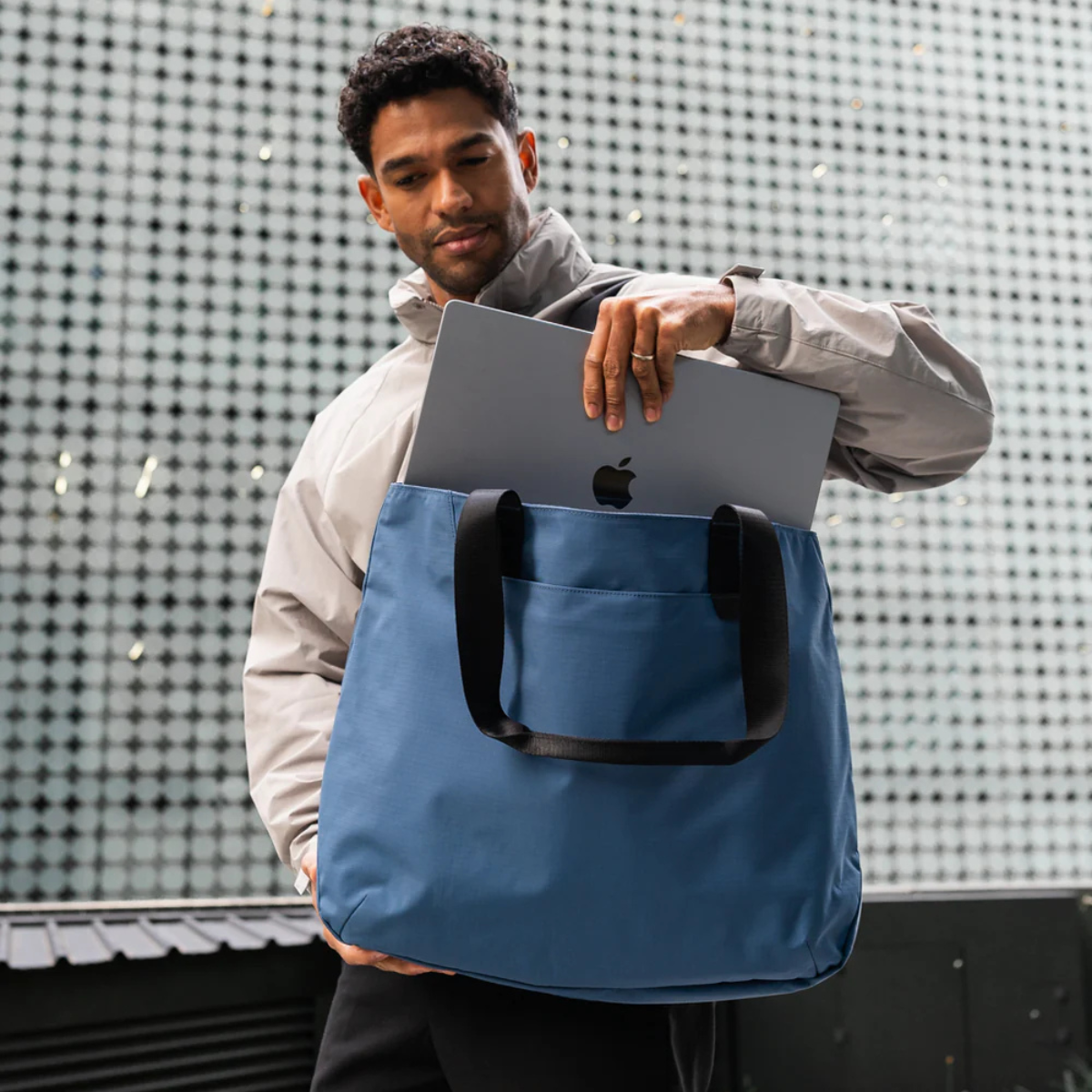 Alpaka Elements Tote L 托特包｜防水大容量
配有 16 吋筆記型電腦隔層