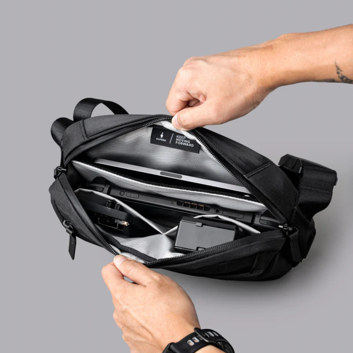 【Alpaka】Go Sling Mini V2 側肩包｜新升級Maglockz扣
寬敞的主隔層，配有靈活的整理裝置