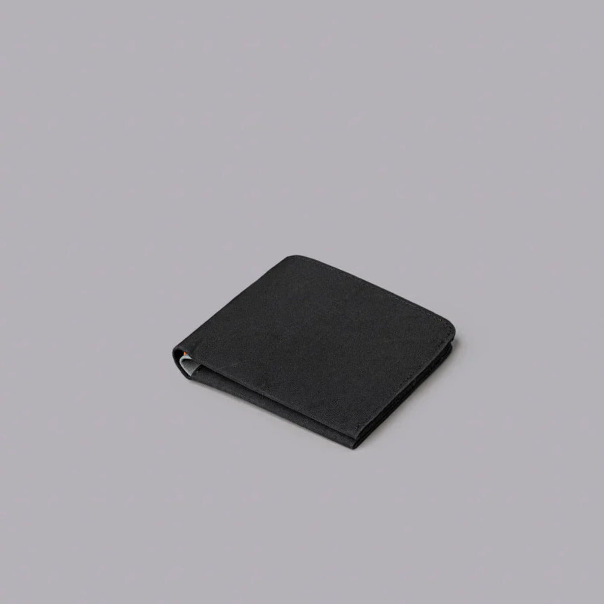 RFID 防護功能：防止信用卡及身份資料被非法掃描，提升安全性。