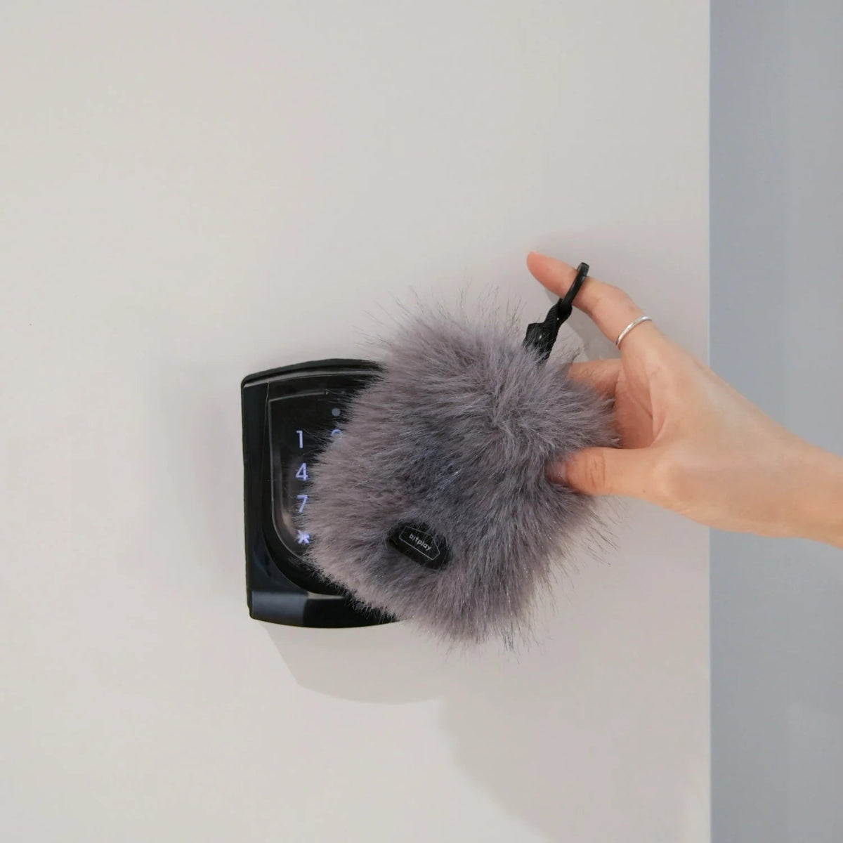 【Bitplay】蓬鬆毛球證件套｜柔軟輕巧，藍調灰毛絨材質，質感舒適，搭配bitplay獨家圓勾掛環，方便攜帶，實用時尚，適合冬季穿搭。

