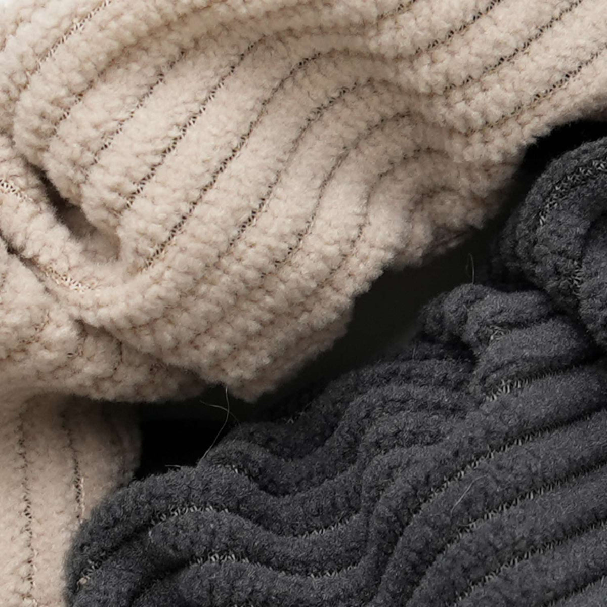 【Bitplay】蓬鬆圈圈錶帶｜柔軟燈芯絨材質，適用Apple Watch全系列，晨曦杏與迷霧灰色系，皺摺設計，搭配可調節束繩，舒適穩固，增添冬季穿搭質感。

