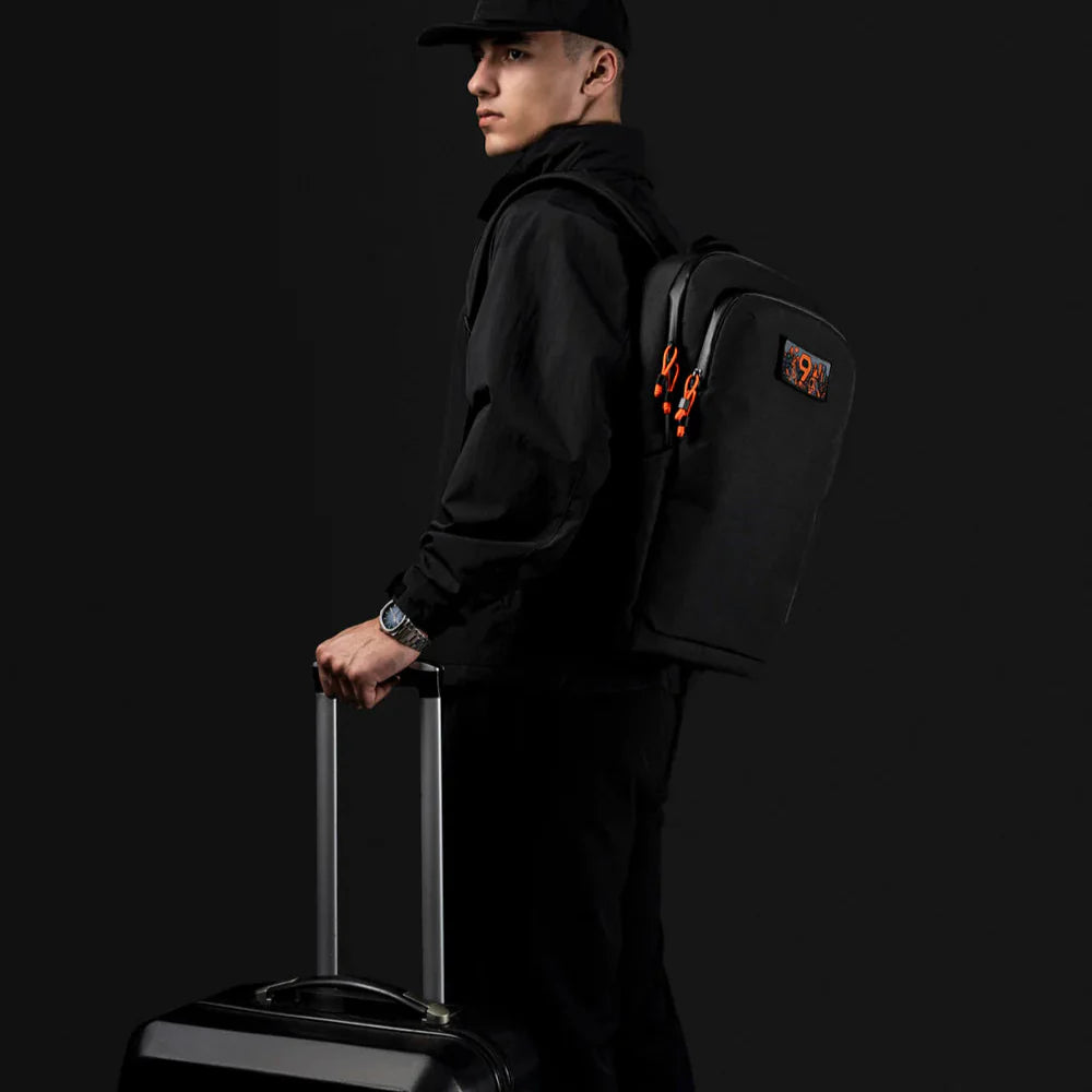 【Alpaka】Bravo Backpack 多功能防潑水背包｜限量9周年紀念版｜23L大容量ALPAKA Bravo Backpack 正面展示：展示背包外觀及橙色拉鍊細節。