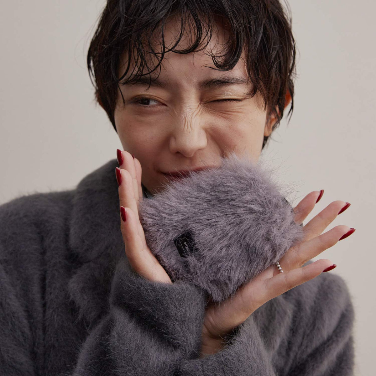 【Bitplay】蓬鬆毛球證件套｜柔軟輕巧，藍調灰毛絨材質，質感舒適，搭配bitplay獨家圓勾掛環，方便攜帶，實用時尚，適合冬季穿搭。

