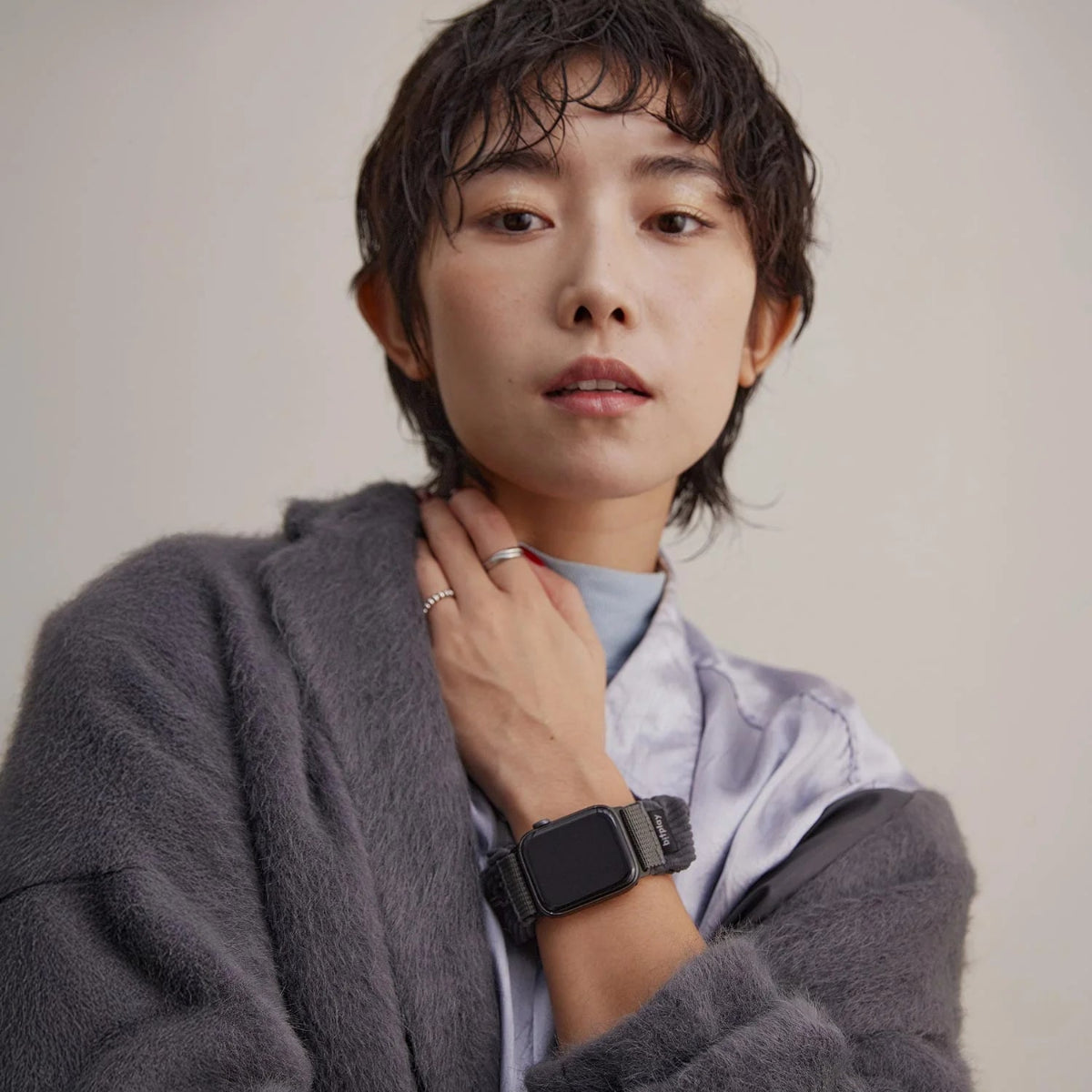 【Bitplay】蓬鬆圈圈錶帶｜柔軟燈芯絨材質，適用Apple Watch全系列，晨曦杏與迷霧灰色系，皺摺設計，搭配可調節束繩，舒適穩固，增添冬季穿搭質感。

