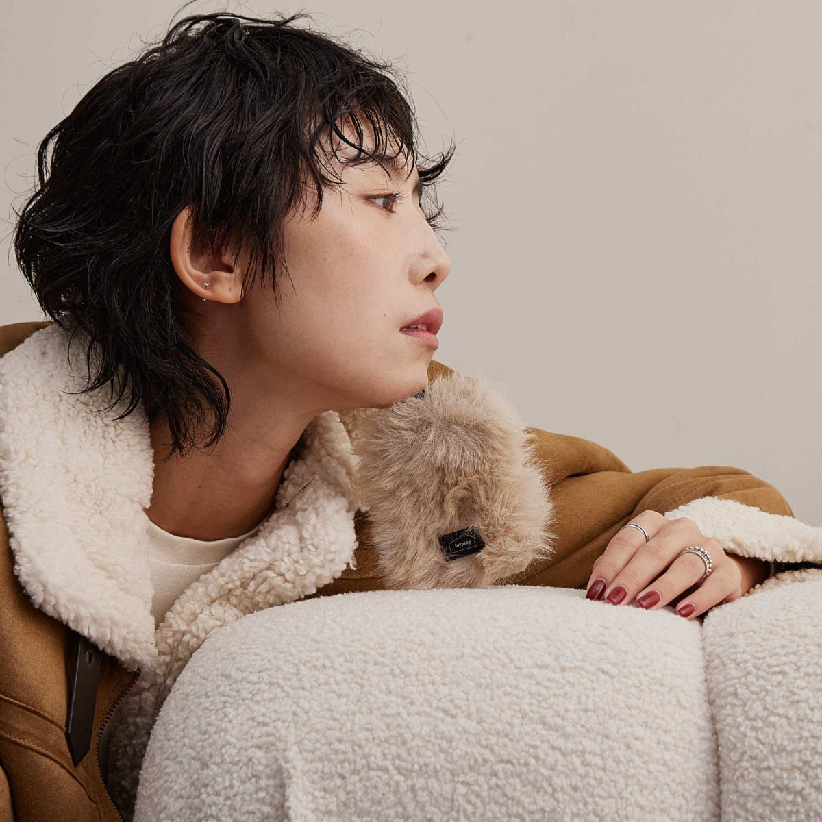 【Bitplay】蓬鬆毛球證件套｜柔軟輕巧，藍調灰毛絨材質，質感舒適，搭配bitplay獨家圓勾掛環，方便攜帶，實用時尚，適合冬季穿搭。

