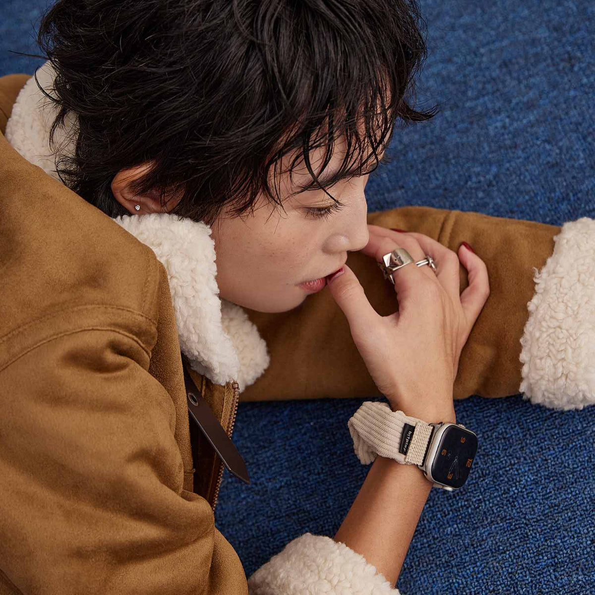 【Bitplay】蓬鬆圈圈錶帶｜柔軟燈芯絨材質，適用Apple Watch全系列，晨曦杏與迷霧灰色系，皺摺設計，搭配可調節束繩，舒適穩固，增添冬季穿搭質感。

