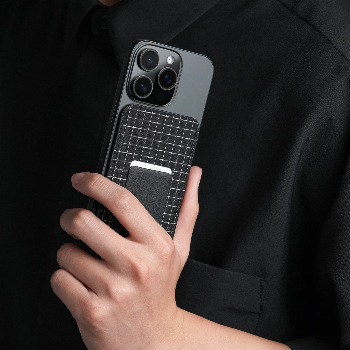 強力磁吸設計，穩固貼合手機，適配多數 MagSafe 配件