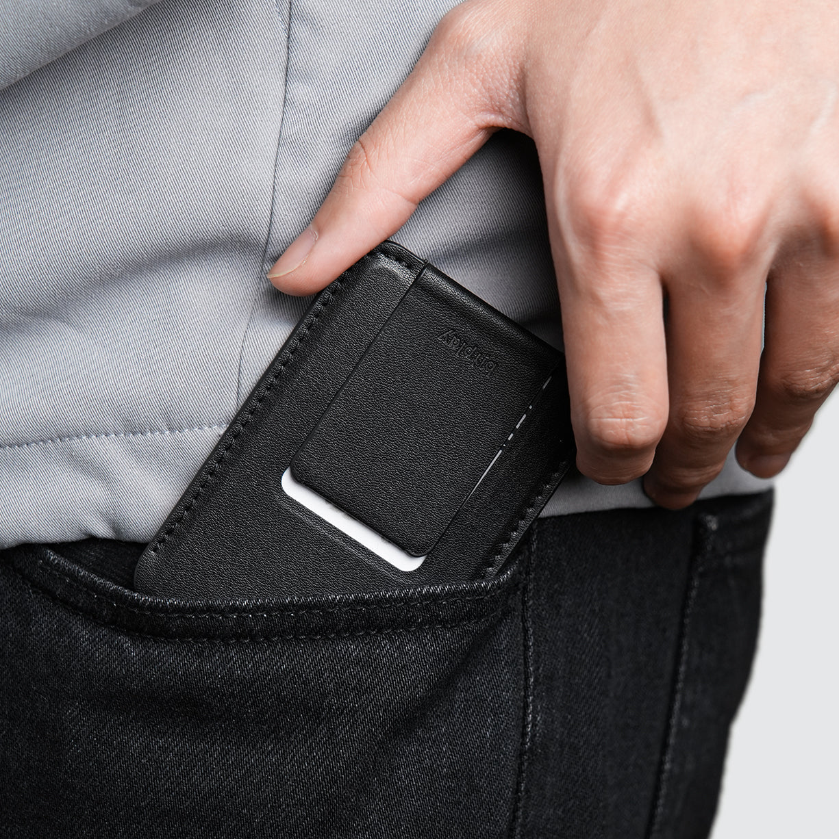 內置隱藏卡片收納空間，可存放一張卡片，隱密又實用