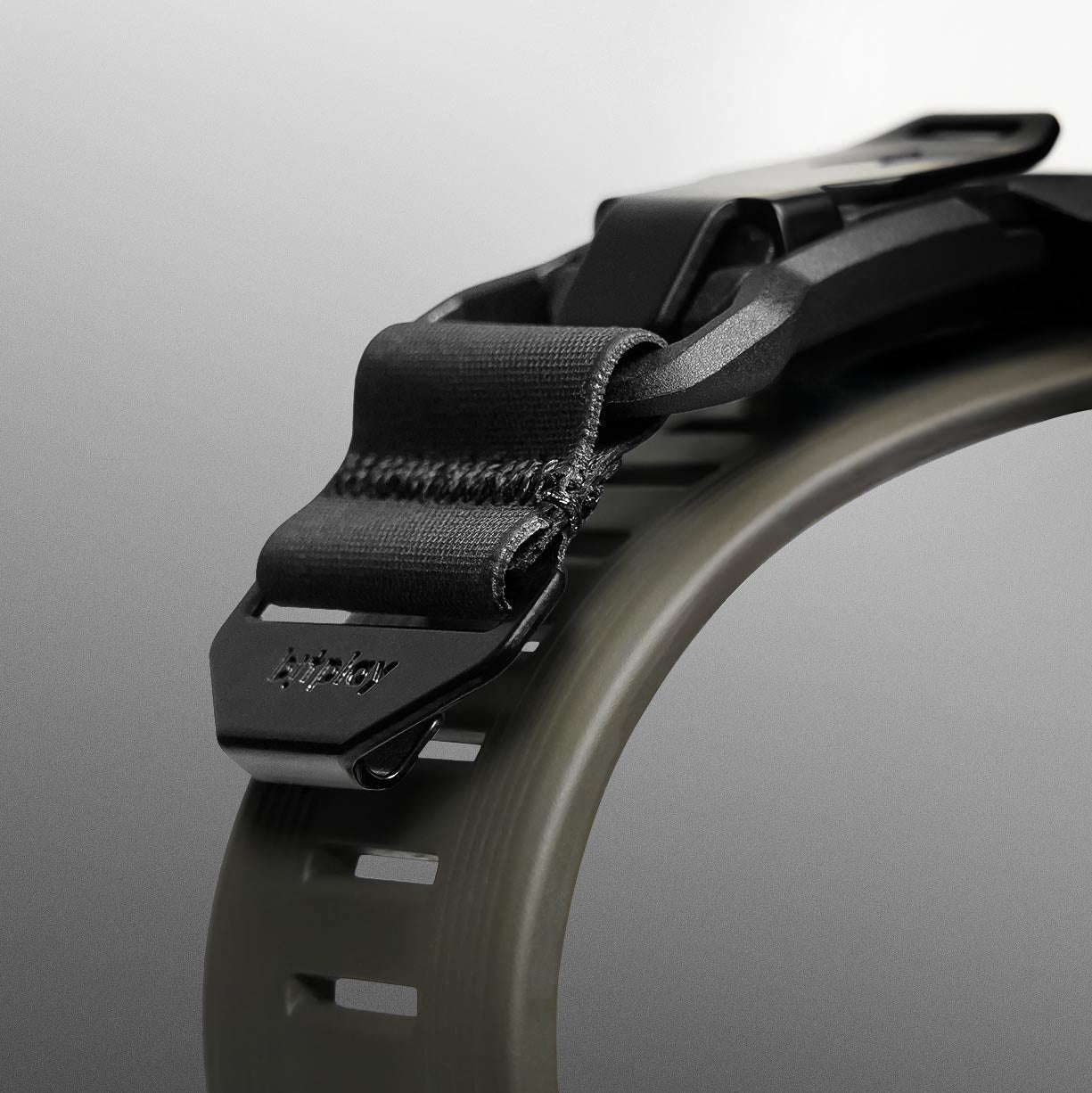 Fidlock® 快速釦細節特寫，展示磁吸鎖定功能