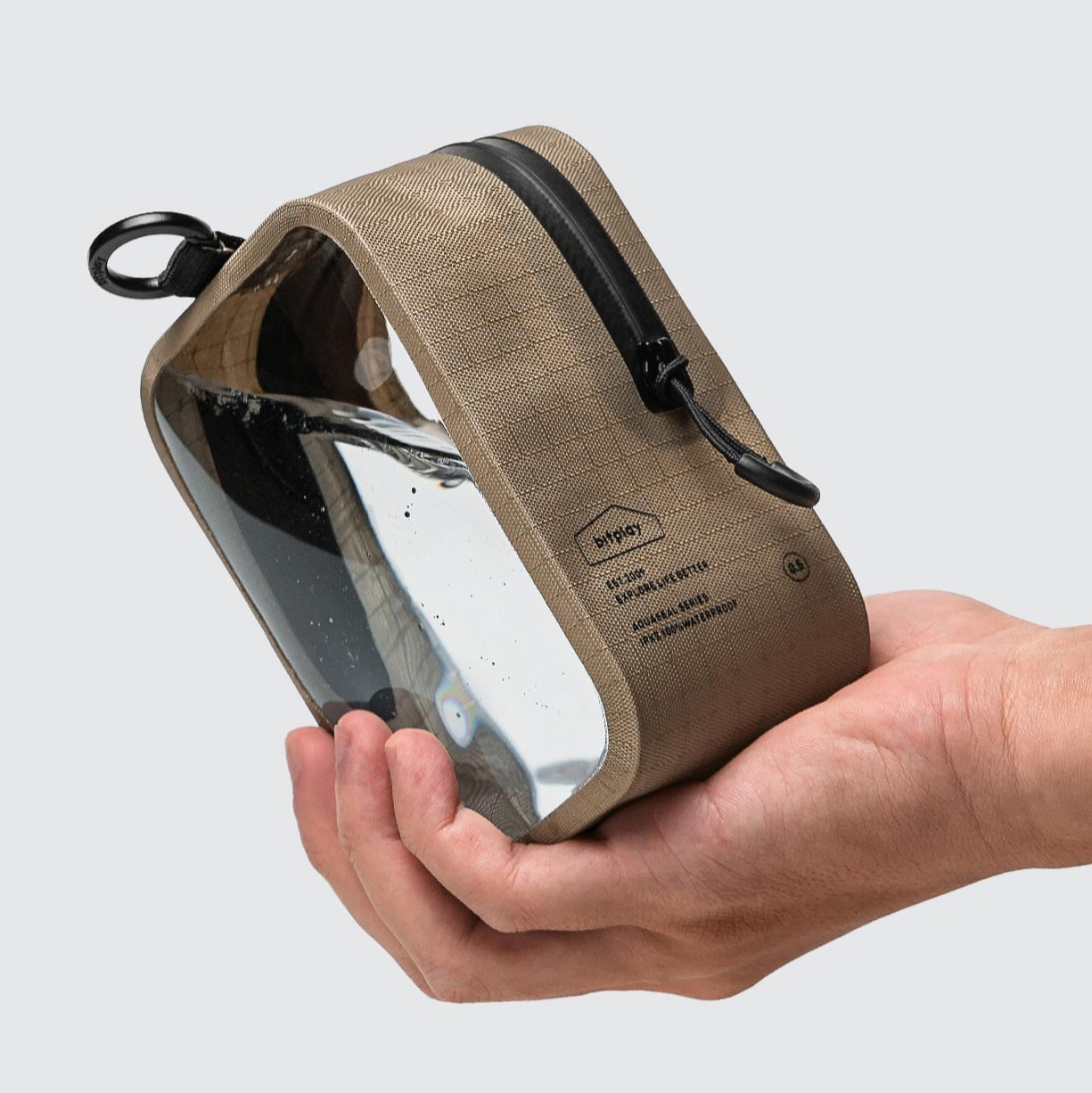 防水拉鍊細節特寫，展示 IPX8 防水性能