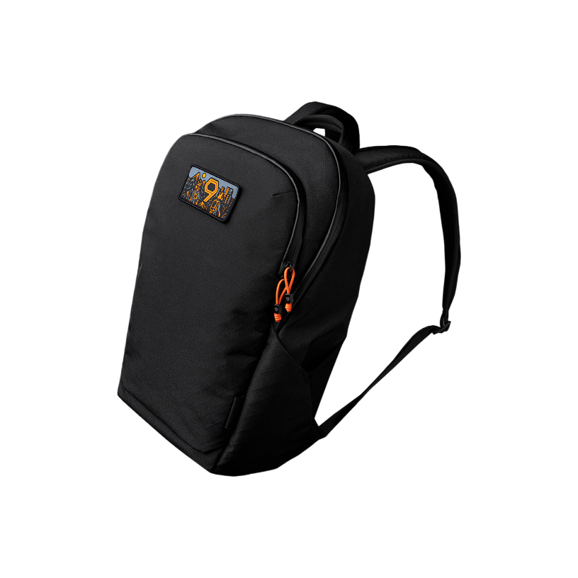 【Alpaka】Bravo Backpack 多功能防潑水背包｜限量9周年紀念版｜23L大容量ALPAKA Bravo Backpack 正面展示：展示背包外觀及橙色拉鍊細節。
