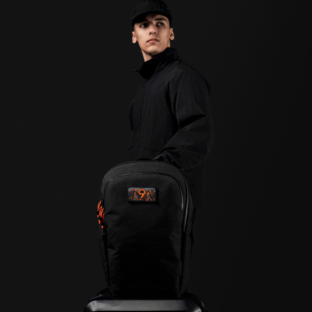 【Alpaka】Bravo Backpack 多功能防潑水背包｜限量9周年紀念版｜23L大容量ALPAKA Bravo Backpack 正面展示：展示背包外觀及橙色拉鍊細節。