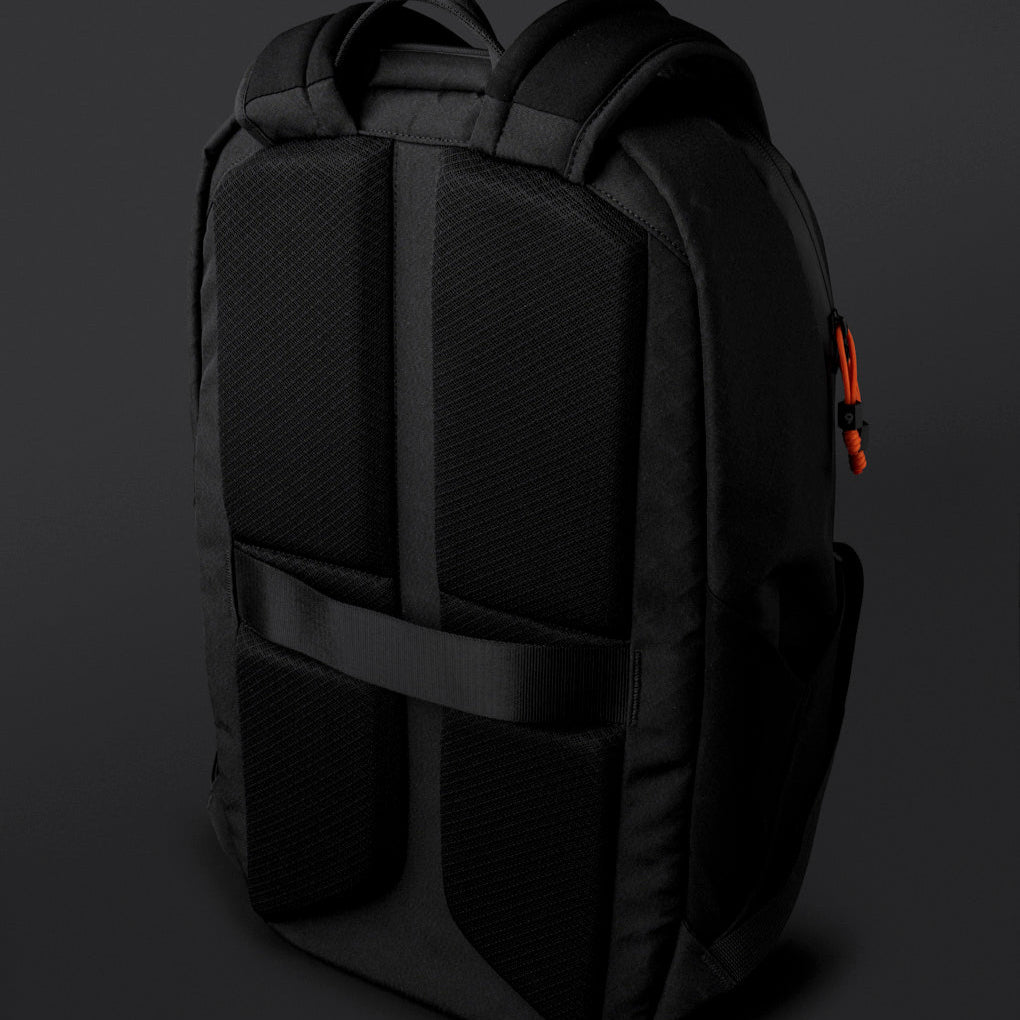 【Alpaka】Bravo Backpack 多功能防潑水背包｜限量9周年紀念版｜23L大容量背負舒適性展示：模特背著背包行走，展現透氣網布背板與人體工學設計。