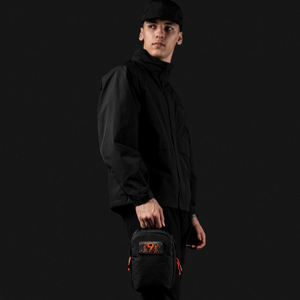 【Alpaka】Metro Sling Max 側肩包｜限量9周年紀念版｜3L輕巧耐用
多場景應用展示：模特肩背側肩包，展示其適合日常或旅行的多功能性。