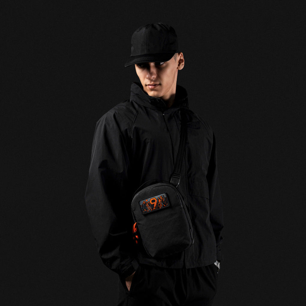 【Alpaka】Metro Sling Max 側肩包｜限量9周年紀念版｜3L輕巧耐用
多場景應用展示：模特肩背側肩包，展示其適合日常或旅行的多功能性。