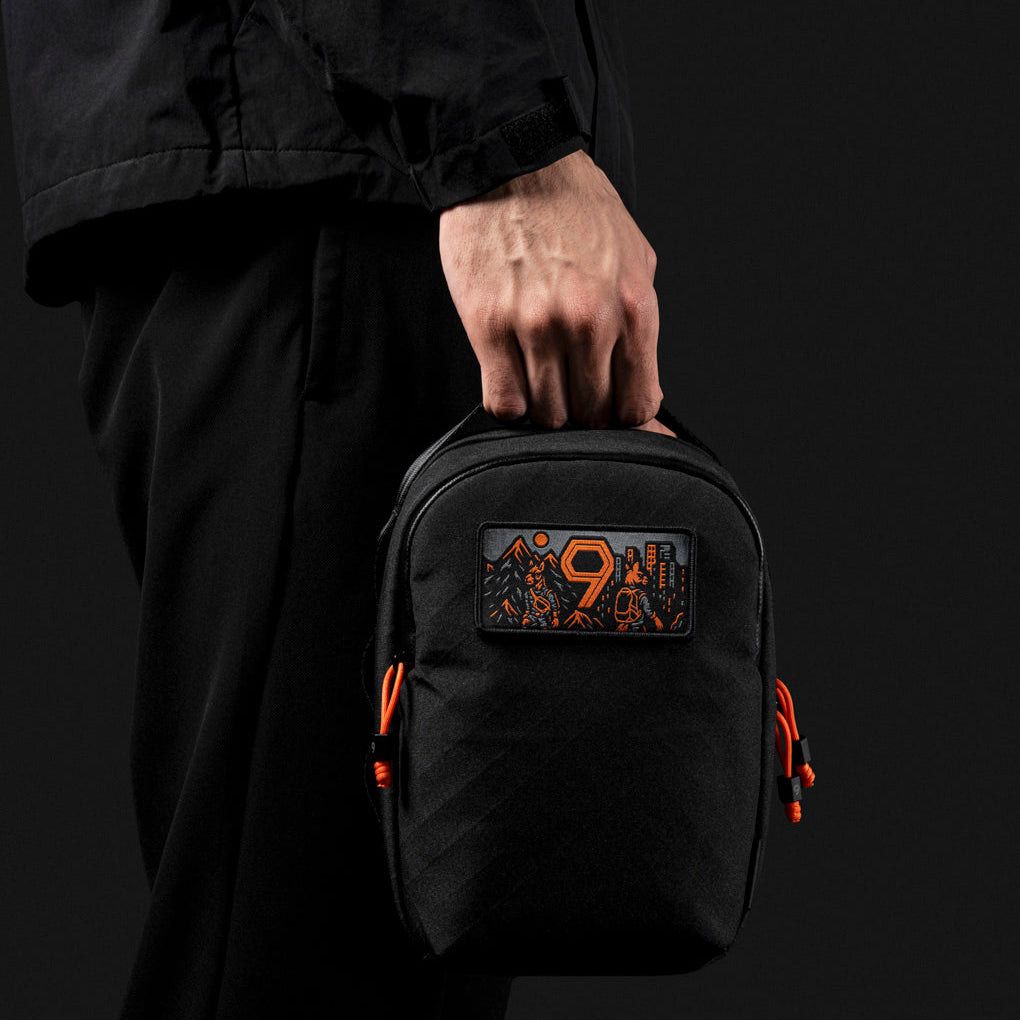 【Alpaka】Metro Sling Max 側肩包｜限量9周年紀念版｜3L輕巧耐用
多場景應用展示：模特肩背側肩包，展示其適合日常或旅行的多功能性。
