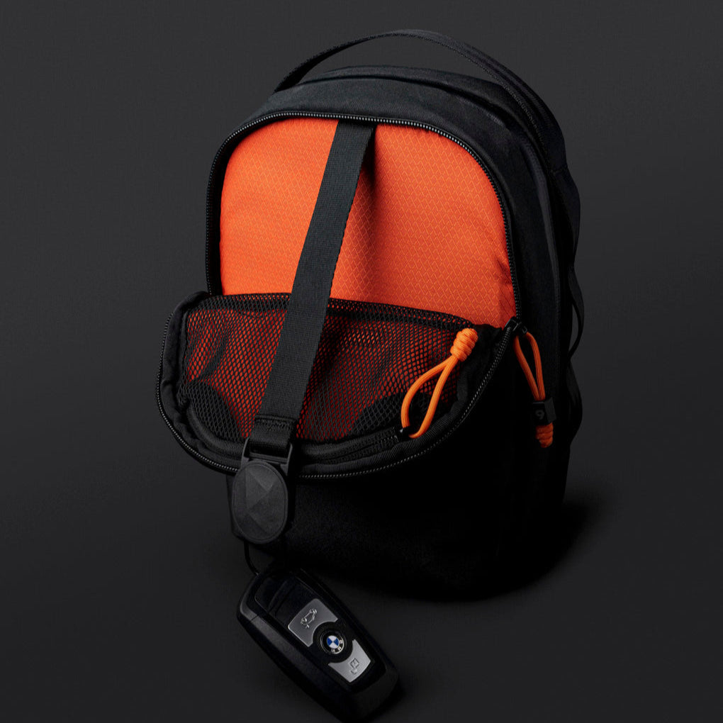 【Alpaka】Metro Sling Max 側肩包｜限量9周年紀念版｜3L輕巧耐用
內部儲物空間展示：打開包體，展示內部裝置隔層與網狀口袋設計。