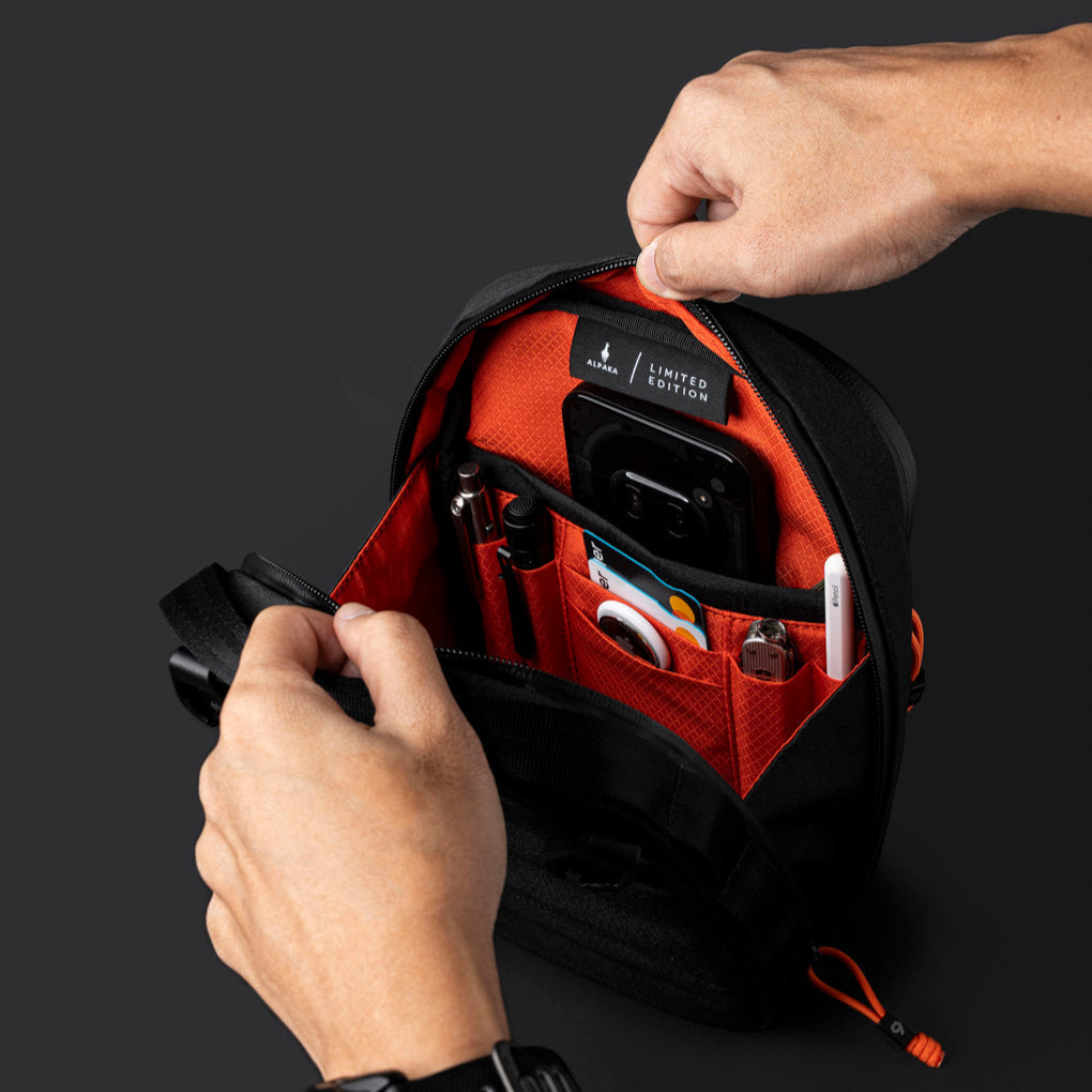 【Alpaka】Metro Sling Max 側肩包｜限量9周年紀念版｜3L輕巧耐用
內部儲物空間展示：打開包體，展示內部裝置隔層與網狀口袋設計。