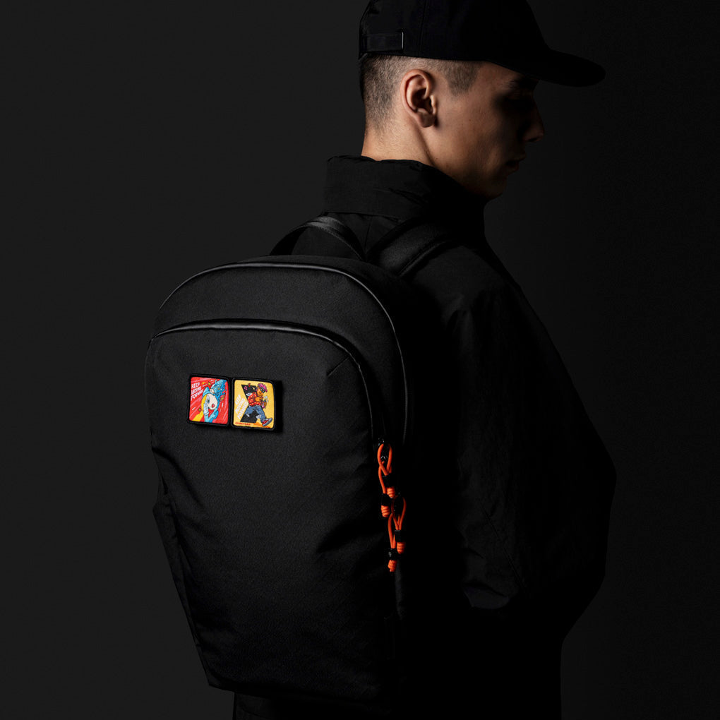 【Alpaka】Patch Collection｜限量9周年藝術補丁｜展現創意與個性風格：補丁固定於背包上的展示：補丁固定於 ALPAKA 背包的創意裝飾效果。