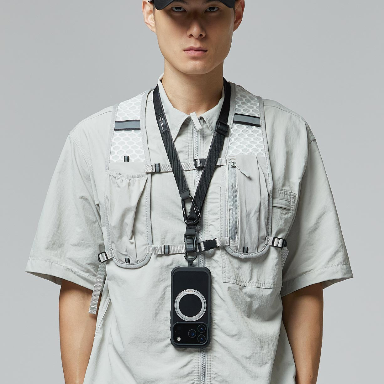 用戶搭配 BITPLAY 背帶作為斜挎模式的使用情境。