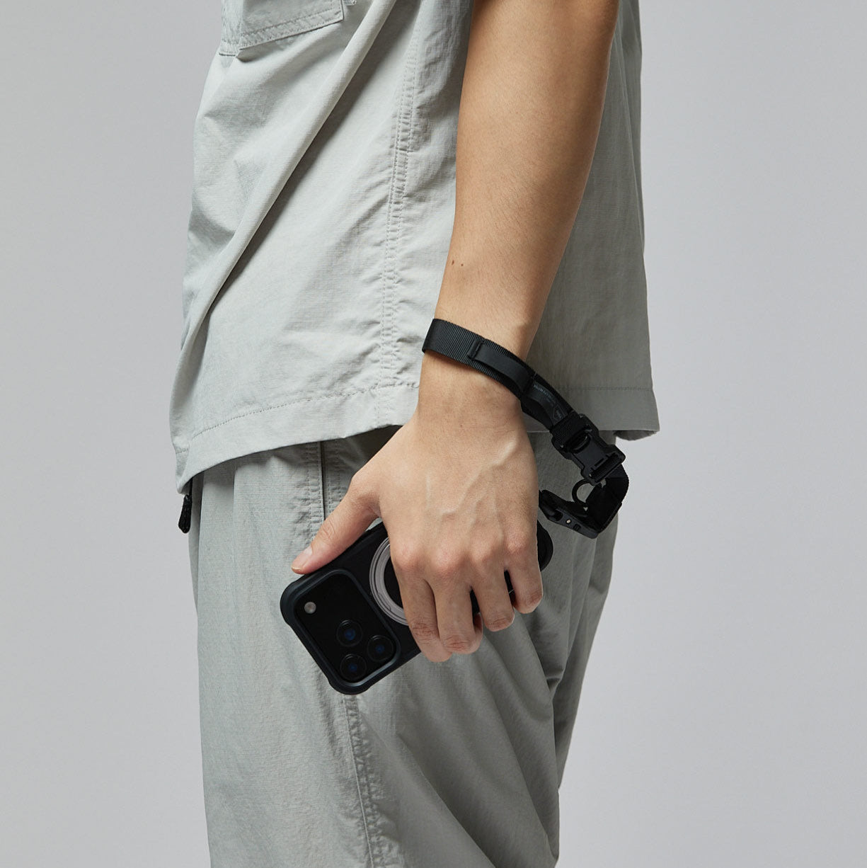 用戶搭配 BITPLAY 背帶作為斜挎模式的使用情境。