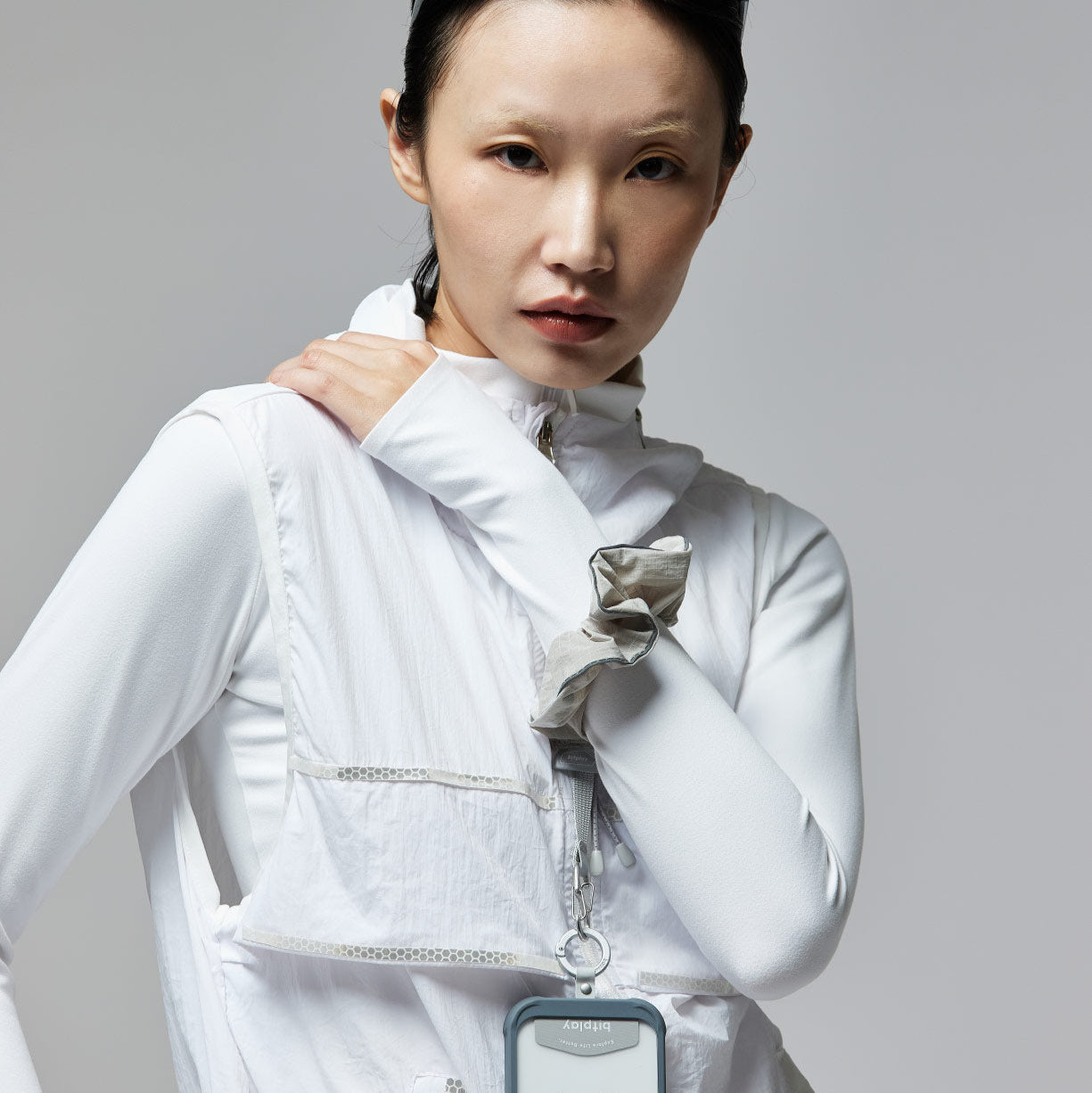 用戶將手腕帶用於攜帶鑰匙與手機的場景展示。