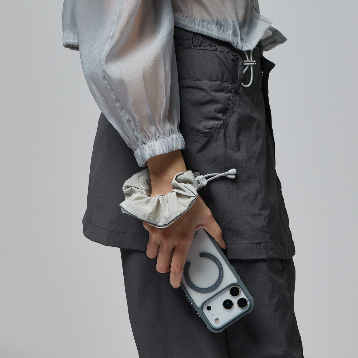 用戶將手腕帶用於攜帶鑰匙與手機的場景展示。